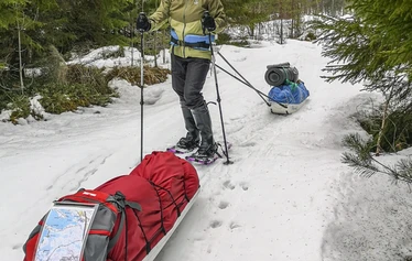 Sandrian villi luonto vuokraa vaellusahkioita Eurajoen Kuivalahdella, Satakunnan sydämessä.