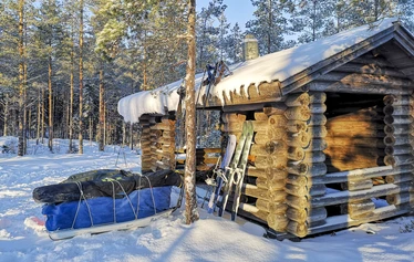 Kaikkea ei tarvitse omistaa! - Tutustu vuokrattaviin talviretkeilyvälineisiin ja kokoa räätälöity varustepaketti.