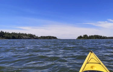 Tällä melontaretkellä bongailemme Rauman saariston salaisia helmiä ja rantaudumme eväs- ja kahvitauolle Nurmeksen saareen.