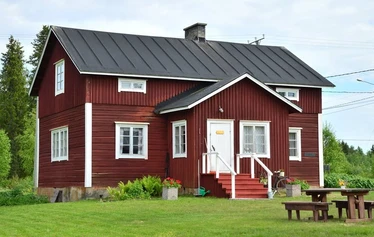 Kotiseututalo Puistola, Aaltovirrantie 1 - Kotiseututalo Puistola ja Savukosken kotiseutumuseo edustaa jälleenrakennuskautta. Pitin alakerran tiloja, pihapiiriä ja saunaa vuokrataan päiväkäyttöön. 