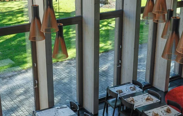 Vuorineuvos Gösta Serlachius Mäntän yhteiskoulun edessä vuonna 1928. K.-E. Lindbladin kuvakokoelma, Serlachius