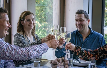 Vuorineuvos Gösta Serlachius Mäntän yhteiskoulun edessä vuonna 1928. K.-E. Lindbladin kuvakokoelma, Serlachius