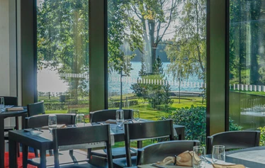 Vuorineuvos Gösta Serlachius Mäntän yhteiskoulun edessä vuonna 1928. K.-E. Lindbladin kuvakokoelma, Serlachius