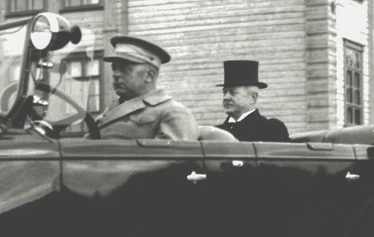 Vuorineuvos Gösta Serlachius Mäntän yhteiskoulun edessä vuonna 1928. K.-E. Lindbladin kuvakokoelma, Serlachius