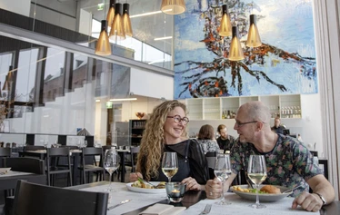 Vuorineuvos Gösta Serlachius Mäntän yhteiskoulun edessä vuonna 1928. K.-E. Lindbladin kuvakokoelma, Serlachius