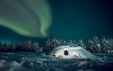Yö lumi-iglussa - Iglussa nukutaan kunnon sängyssä makuupussissa. Lämmin makuutila on varalla. 