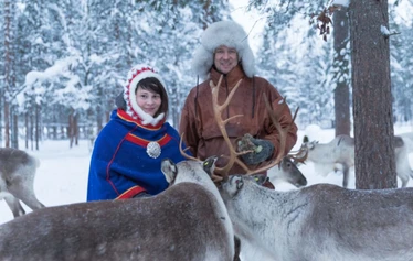 Yö lumi-iglussa - Iglussa nukutaan kunnon sängyssä makuupussissa. Lämmin makuutila on varalla. 