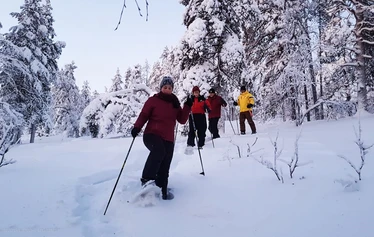 Yö lumi-iglussa - Iglussa nukutaan kunnon sängyssä makuupussissa. Lämmin makuutila on varalla. 
