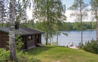 Kesämökki kuin suomalainen unelma - Tässä esimerkki yhdestä mökistöä, joka voisi hyvinkin olla ensimmäinen kahdesta mökistä. Lopullinen valinta riippuu saatavuudesta ja henkilömäärästä.