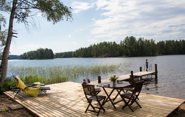 Kesämökki kuin suomalainen unelma - Tässä esimerkki yhdestä mökistöä, joka voisi hyvinkin olla ensimmäinen kahdesta mökistä. Lopullinen valinta riippuu saatavuudesta ja henkilömäärästä.