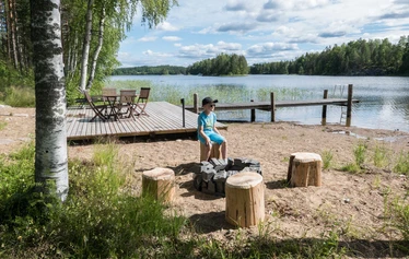 Kesämökki kuin suomalainen unelma - Tässä esimerkki yhdestä mökistöä, joka voisi hyvinkin olla ensimmäinen kahdesta mökistä. Lopullinen valinta riippuu saatavuudesta ja henkilömäärästä.
