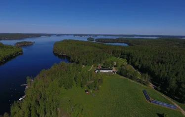 Kesämökki kuin suomalainen unelma - Tässä esimerkki yhdestä mökistöä, joka voisi hyvinkin olla ensimmäinen kahdesta mökistä. Lopullinen valinta riippuu saatavuudesta ja henkilömäärästä.