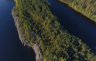 Kesämökki kuin suomalainen unelma - Tässä esimerkki yhdestä mökistöä, joka voisi hyvinkin olla ensimmäinen kahdesta mökistä. Lopullinen valinta riippuu saatavuudesta ja henkilömäärästä.