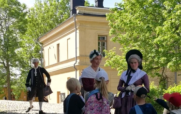 Suomenlinnan-seikkailukierros-Katketyn-kammion-salaisuus-piirros - Suomenlinnan Kätketyn kammion salaisuus -seikkailukierroksen piirroskuva. Kuva Hanna Vaskivuo