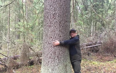 Kintukan Luontoproffa - Kintukan Luontoprpffa Hannu Raitio on kouluttautunut myös Metsämieliohjaajaksi ja terveysmetsäoppaaksi