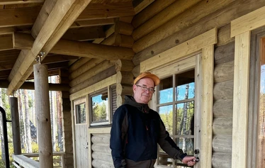 Luontoproffa tutustumassa upouuteen Alkkialammin saunaan.