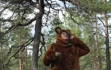 Luontoproffa tutustumassa upouuteen Alkkialammin saunaan.