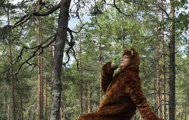 Luontoproffa tutustumassa upouuteen Alkkialammin saunaan.