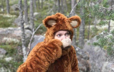 Luontoproffa tutustumassa upouuteen Alkkialammin saunaan.