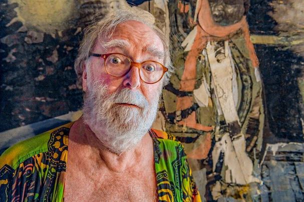 Yön pimeinä tunteina (2019/2025)