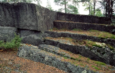 Taikapolku Kakkorin kivimiesten jäljillä - Karijoen Kakkorinvuoren rinteillä on hienoja kallioita, joilta löytyy myös kivimiesten työmaita.