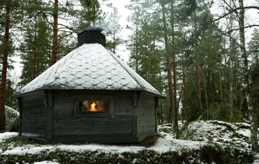 Taikapolku Kakkorin kivimiesten jäljillä - Karijoen Kakkorinvuoren rinteillä on hienoja kallioita, joilta löytyy myös kivimiesten työmaita.