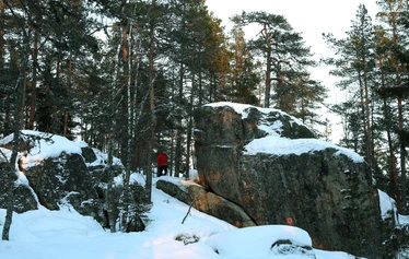 Taikapolku Kakkorin kivimiesten jäljillä - Karijoen Kakkorinvuoren rinteillä on hienoja kallioita, joilta löytyy myös kivimiesten työmaita.