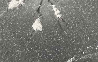 Jää-aistimuksia - Jäällä liitäessä katoaa painovoima, kitka, arkitodellisuus.
Jää tarjoaa erämaisen rauhan ja kauneuden. Kaikille aisteille - vain luistimenmitan päässä ruuhkista.
Jää laulaa luonnonsinfoniaansa. Luistin meditoi taukomerkkejä jääkannen partituuriin.
Aamurusko hehkuu sumuisella ulapalla, kun taivaallinen galleristi avaa näyttelynsä. Luistelija pääsee osaksi luonnon akvarellia.
Keskipäivän kutkuttavat jääkristallit, rannaton vapaus ja kaverin punaposkinen raikkaus.
Kuutamon mykkä taikapeili erottaa pohjavirrat öisestä avaruudesta.
Maa-ilma on etäällä, Jää-ilma on täällä. Tulet ja Jäät.
Jää elää ja elähdyttää. Eläköön jää!