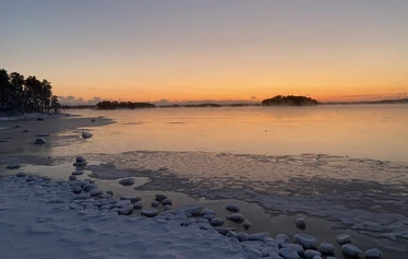 Jää-aistimuksia - Jäällä liitäessä katoaa painovoima, kitka, arkitodellisuus.
Jää tarjoaa erämaisen rauhan ja kauneuden. Kaikille aisteille - vain luistimenmitan päässä ruuhkista.
Jää laulaa luonnonsinfoniaansa. Luistin meditoi taukomerkkejä jääkannen partituuriin.
Aamurusko hehkuu sumuisella ulapalla, kun taivaallinen galleristi avaa näyttelynsä. Luistelija pääsee osaksi luonnon akvarellia.
Keskipäivän kutkuttavat jääkristallit, rannaton vapaus ja kaverin punaposkinen raikkaus.
Kuutamon mykkä taikapeili erottaa pohjavirrat öisestä avaruudesta.
Maa-ilma on etäällä, Jää-ilma on täällä. Tulet ja Jäät.
Jää elää ja elähdyttää. Eläköön jää!
