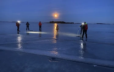 Jää-aistimuksia - Jäällä liitäessä katoaa painovoima, kitka, arkitodellisuus.
Jää tarjoaa erämaisen rauhan ja kauneuden. Kaikille aisteille - vain luistimenmitan päässä ruuhkista.
Jää laulaa luonnonsinfoniaansa. Luistin meditoi taukomerkkejä jääkannen partituuriin.
Aamurusko hehkuu sumuisella ulapalla, kun taivaallinen galleristi avaa näyttelynsä. Luistelija pääsee osaksi luonnon akvarellia.
Keskipäivän kutkuttavat jääkristallit, rannaton vapaus ja kaverin punaposkinen raikkaus.
Kuutamon mykkä taikapeili erottaa pohjavirrat öisestä avaruudesta.
Maa-ilma on etäällä, Jää-ilma on täällä. Tulet ja Jäät.
Jää elää ja elähdyttää. Eläköön jää!