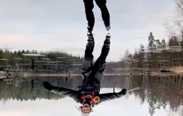 Jää-aistimuksia - Jäällä liitäessä katoaa painovoima, kitka, arkitodellisuus.
Jää tarjoaa erämaisen rauhan ja kauneuden. Kaikille aisteille - vain luistimenmitan päässä ruuhkista.
Jää laulaa luonnonsinfoniaansa. Luistin meditoi taukomerkkejä jääkannen partituuriin.
Aamurusko hehkuu sumuisella ulapalla, kun taivaallinen galleristi avaa näyttelynsä. Luistelija pääsee osaksi luonnon akvarellia.
Keskipäivän kutkuttavat jääkristallit, rannaton vapaus ja kaverin punaposkinen raikkaus.
Kuutamon mykkä taikapeili erottaa pohjavirrat öisestä avaruudesta.
Maa-ilma on etäällä, Jää-ilma on täällä. Tulet ja Jäät.
Jää elää ja elähdyttää. Eläköön jää!