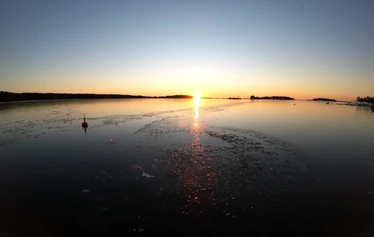 Jää-aistimuksia - Jäällä liitäessä katoaa painovoima, kitka, arkitodellisuus.
Jää tarjoaa erämaisen rauhan ja kauneuden. Kaikille aisteille - vain luistimenmitan päässä ruuhkista.
Jää laulaa luonnonsinfoniaansa. Luistin meditoi taukomerkkejä jääkannen partituuriin.
Aamurusko hehkuu sumuisella ulapalla, kun taivaallinen galleristi avaa näyttelynsä. Luistelija pääsee osaksi luonnon akvarellia.
Keskipäivän kutkuttavat jääkristallit, rannaton vapaus ja kaverin punaposkinen raikkaus.
Kuutamon mykkä taikapeili erottaa pohjavirrat öisestä avaruudesta.
Maa-ilma on etäällä, Jää-ilma on täällä. Tulet ja Jäät.
Jää elää ja elähdyttää. Eläköön jää!