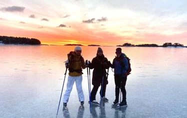 Retkiluistelijat Helsingin yössä