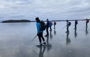 Retkiluistelijoiden poseeraus merellä auringossa