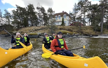 Retkiluistelijoiden poseeraus merellä auringossa