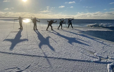 Retkiluistelijat Helsingin yössä
