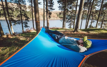 Rennosti irti maasta - Muutamassa minuutissa ripustat itsesi pötköttelemään pihalle, lähimetsään tai rannalle. Ei enää märkää ja roskaista vilttiä, muurahaisia tai muuta epämukavaa.
