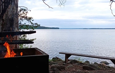 Nuotiohetki järvimaisemassa Mäntyharjulla - Retken kohokohta on kiireetön nuotiohetki järven rannalla. Nuotion äärellä nautitaan makkaraa, nokipannukahvia ja Mäntyharjun luonnon rauhasta.