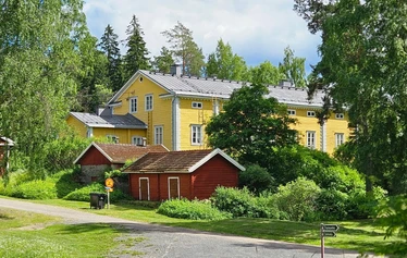 Nuotiohetki järvimaisemassa Mäntyharjulla - Retken kohokohta on kiireetön nuotiohetki järven rannalla. Nuotion äärellä nautitaan makkaraa, nokipannukahvia ja Mäntyharjun luonnon rauhasta.