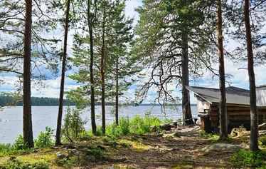 Nuotiohetki järvimaisemassa Mäntyharjulla - Retken kohokohta on kiireetön nuotiohetki järven rannalla. Nuotion äärellä nautitaan makkaraa, nokipannukahvia ja Mäntyharjun luonnon rauhasta.