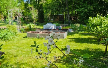 Tervetuloa Unelmaan - Tässä alkaa yhteinen matkamme. Kierros alkaa rauhallisella kävelyllä historialliseen pihapiiriin, jossa jokaisella kasvilla, puulla ja yksityiskohdalla on oma tarinansa.