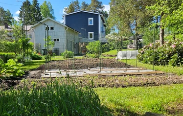 Tervetuloa Unelmaan - Tässä alkaa yhteinen matkamme. Kierros alkaa rauhallisella kävelyllä historialliseen pihapiiriin, jossa jokaisella kasvilla, puulla ja yksityiskohdalla on oma tarinansa.
