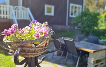 Tervetuloa Unelmaan - Tässä alkaa yhteinen matkamme. Kierros alkaa rauhallisella kävelyllä historialliseen pihapiiriin, jossa jokaisella kasvilla, puulla ja yksityiskohdalla on oma tarinansa.