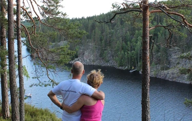 Taidekeskus Salmela - Tänne tullaan taiteen vuoksi – ja viivytään kaiken muun vuoksi.