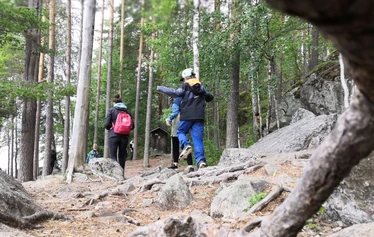 Nuotiohetki järvimaisemassa Mäntyharjulla - Retken kohokohta on kiireetön nuotiohetki järven rannalla. Nuotion äärellä nautitaan makkaraa, nokipannukahvia ja Mäntyharjun luonnon rauhasta.