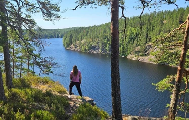 Nuotiohetki järvimaisemassa Mäntyharjulla - Retken kohokohta on kiireetön nuotiohetki järven rannalla. Nuotion äärellä nautitaan makkaraa, nokipannukahvia ja Mäntyharjun luonnon rauhasta.