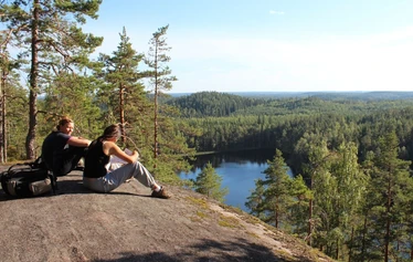 Nuotiohetki järvimaisemassa Mäntyharjulla - Retken kohokohta on kiireetön nuotiohetki järven rannalla. Nuotion äärellä nautitaan makkaraa, nokipannukahvia ja Mäntyharjun luonnon rauhasta.