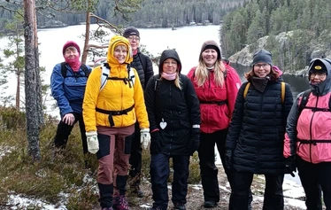 Nuotiohetki järvimaisemassa Mäntyharjulla - Retken kohokohta on kiireetön nuotiohetki järven rannalla. Nuotion äärellä nautitaan makkaraa, nokipannukahvia ja Mäntyharjun luonnon rauhasta.
