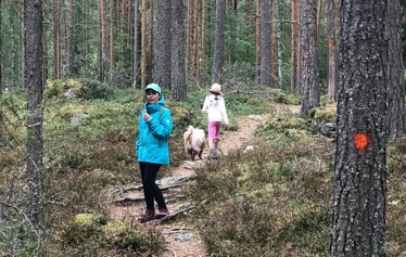 Nuotiohetki järvimaisemassa Mäntyharjulla - Retken kohokohta on kiireetön nuotiohetki järven rannalla. Nuotion äärellä nautitaan makkaraa, nokipannukahvia ja Mäntyharjun luonnon rauhasta.