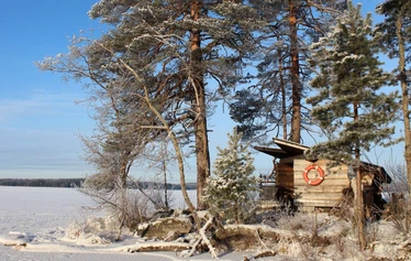 Nuotiohetki järvimaisemassa Mäntyharjulla - Retken kohokohta on kiireetön nuotiohetki järven rannalla. Nuotion äärellä nautitaan makkaraa, nokipannukahvia ja Mäntyharjun luonnon rauhasta.